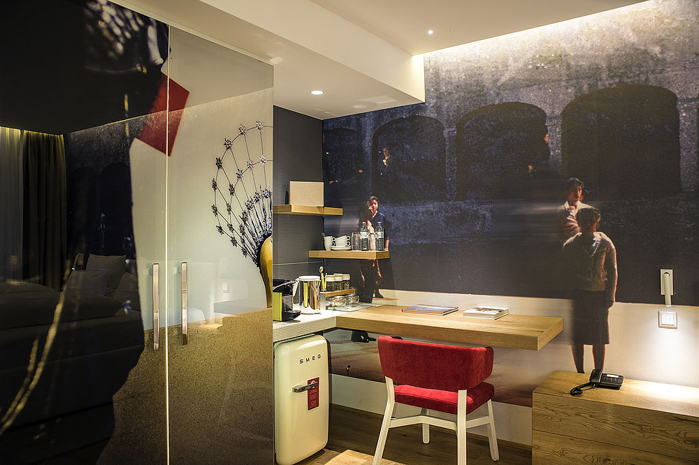 Stilvoll eingerichtetes Junior Suite "Cronaca mit Schreibtisch und Kleiderschrank im Boutique Hotel Salzburg