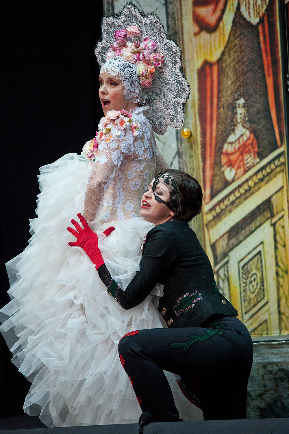 Zwei Schauspielerinnen auf der Bühne während der Salzburger Festspiele bei Theateraufführung "das Labyrinth"