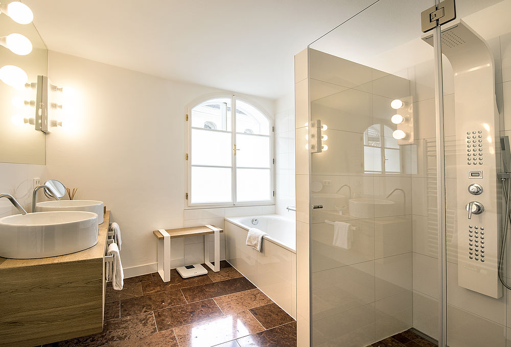 Design Badezimmer in der Roof Top Suite "Jedermann" im Hotel Goldgasse in Salzburgs Altstadt