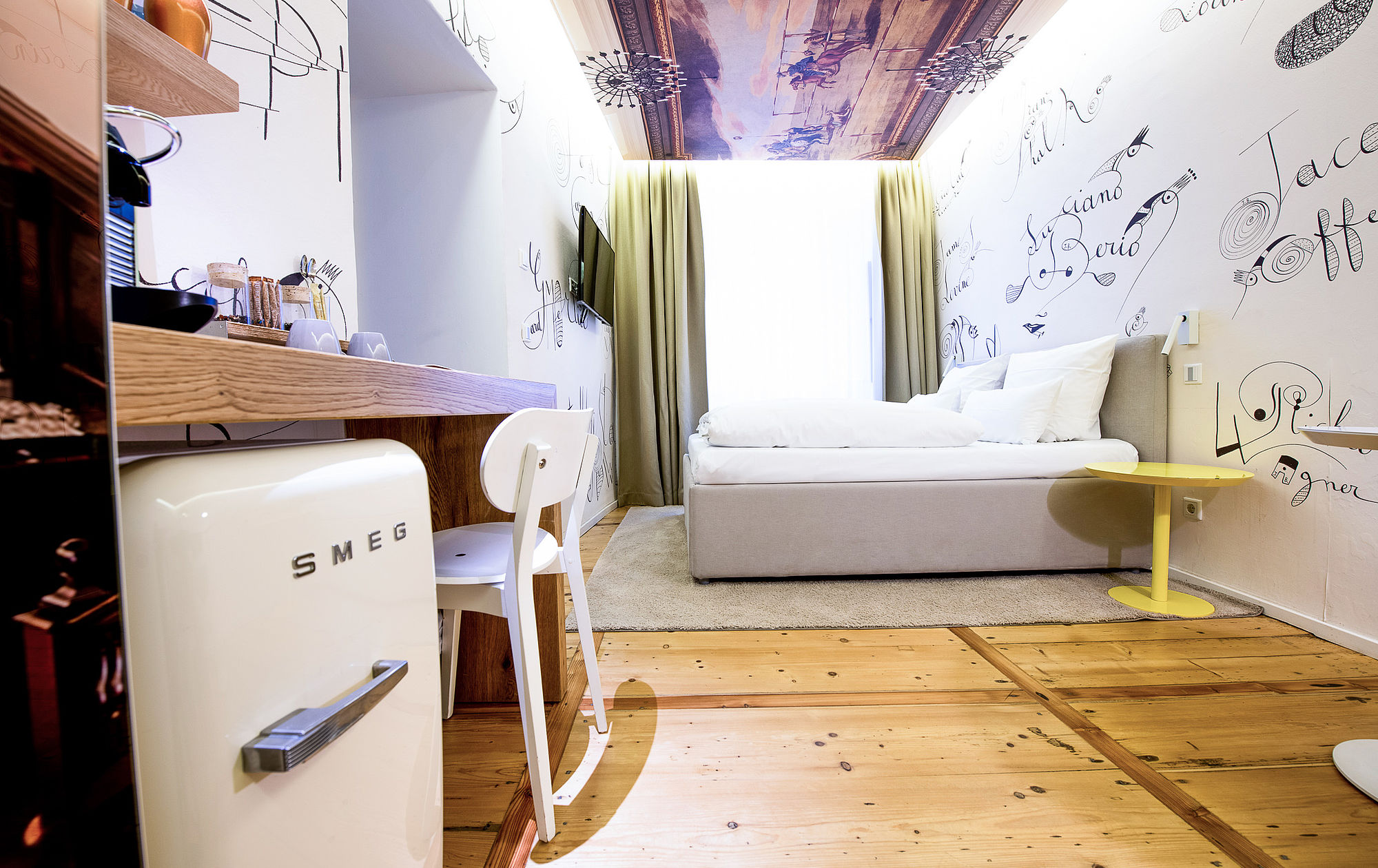Blick von der Seite auf das Doppelbett im romantischen Hotel Salzburg