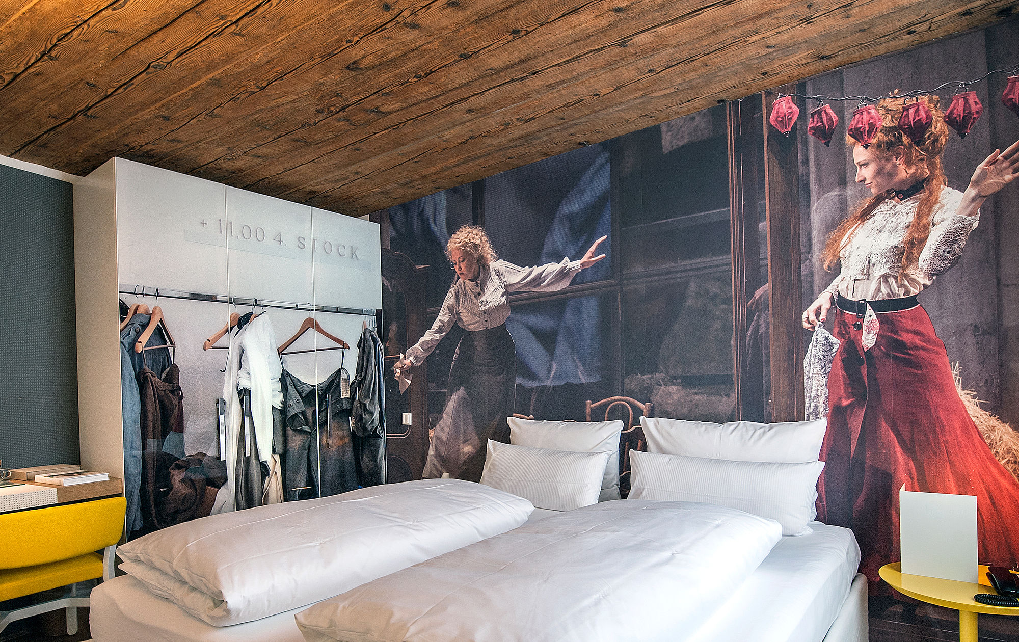 Stylisch eingerichtetes Schafzimmer mit Fototapete im romantischen Hotel Salzburg