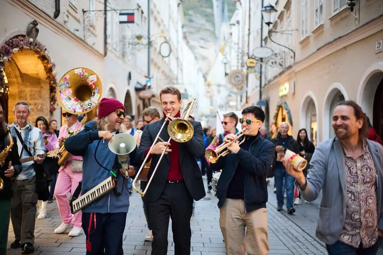 Marching Band of the Mozarteum in the Getreidegasse - musical parade in the heart of Salzburg.