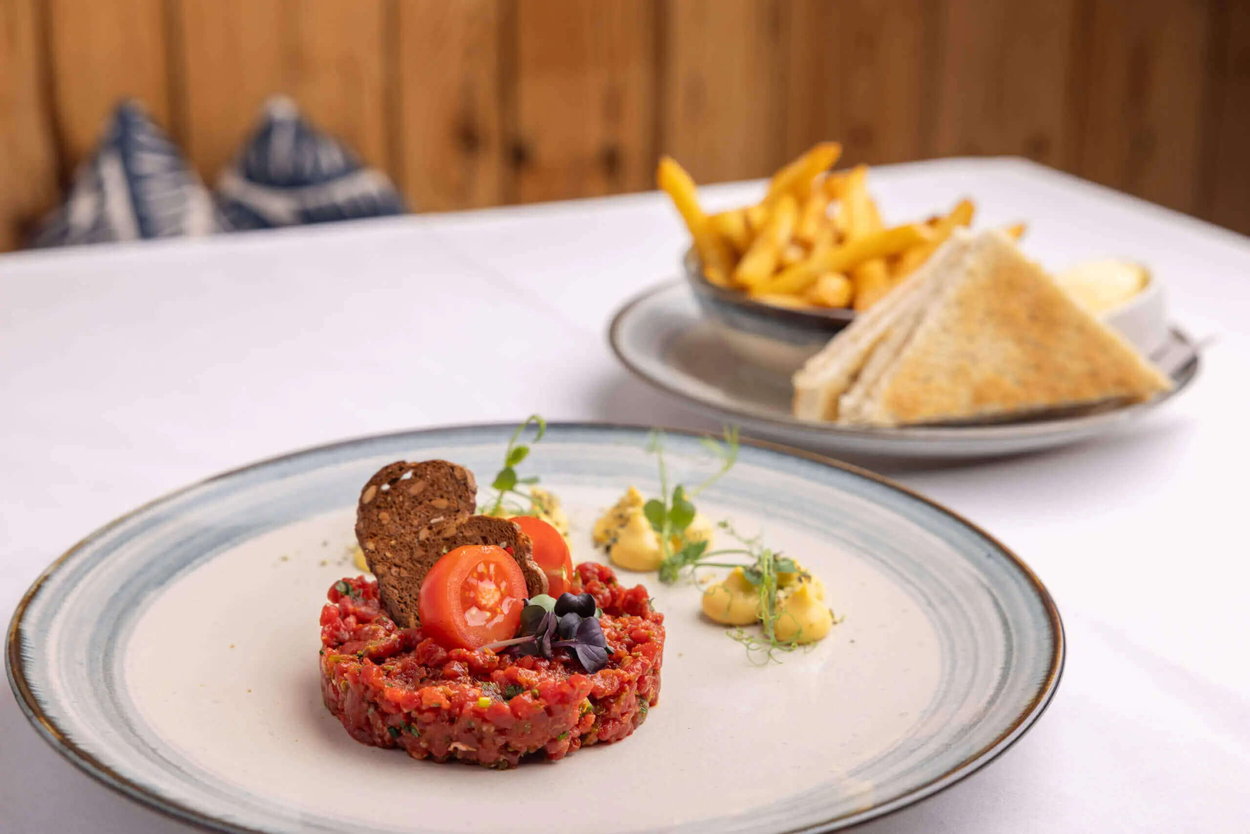 Klassisches Beef Tatar im stilvollen Ambiente des Gasthof Goldgasse.