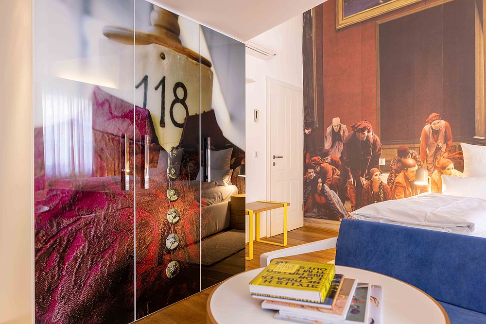 Der Kleiderschrank eines Hotelzimmers mit einer schönen Wandtapete im Hintergrund