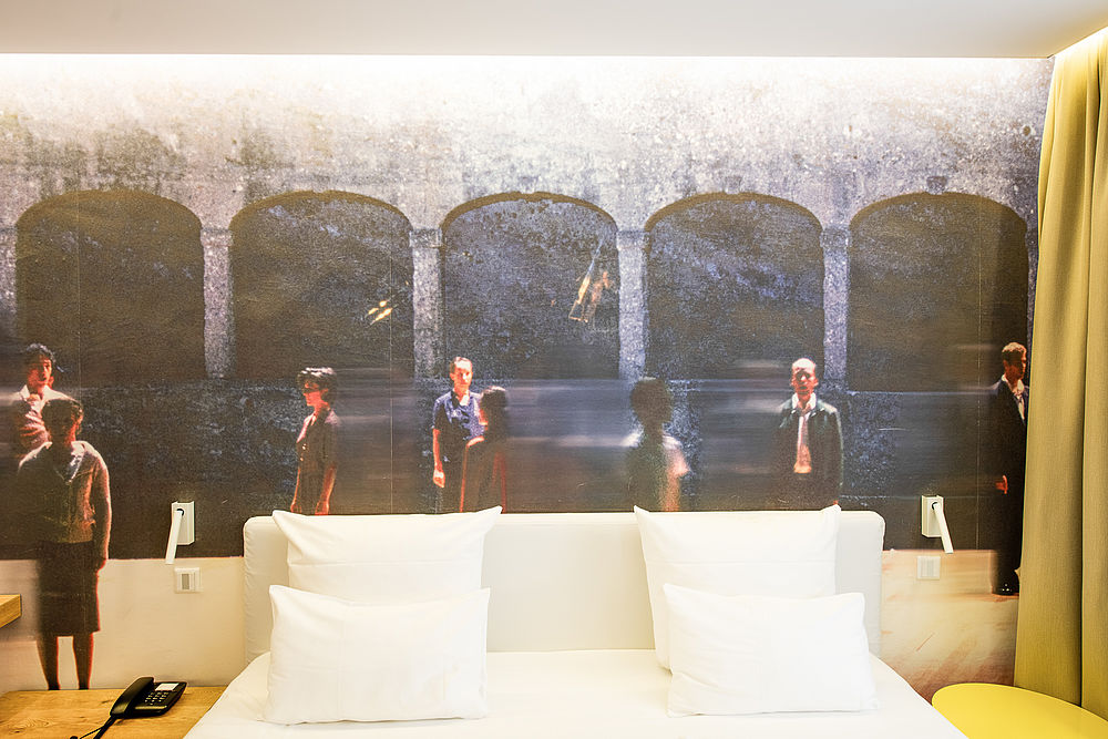 Wand-Fototapete von Luigi Caputo hinter dem Bett im Boutique Hotel Salzburg