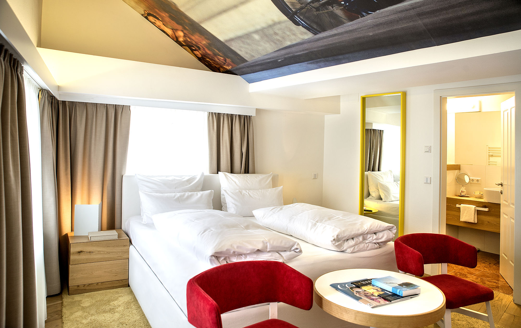 Doppelzimmer "Buhlschaft" mit Dachschräge und stylishem Mobiliar im romantischen  Hotel Salzburg
