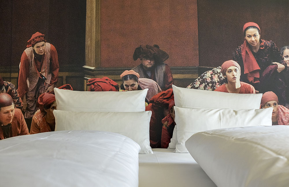 Blick auf das Bett des Doppelzimmers "Il Trovatore" im Hotel Goldgasse Salzburg
