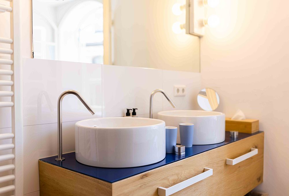 Blick auf zwei weise Waschbecken eines Zimmers im Hotel Goldgasse