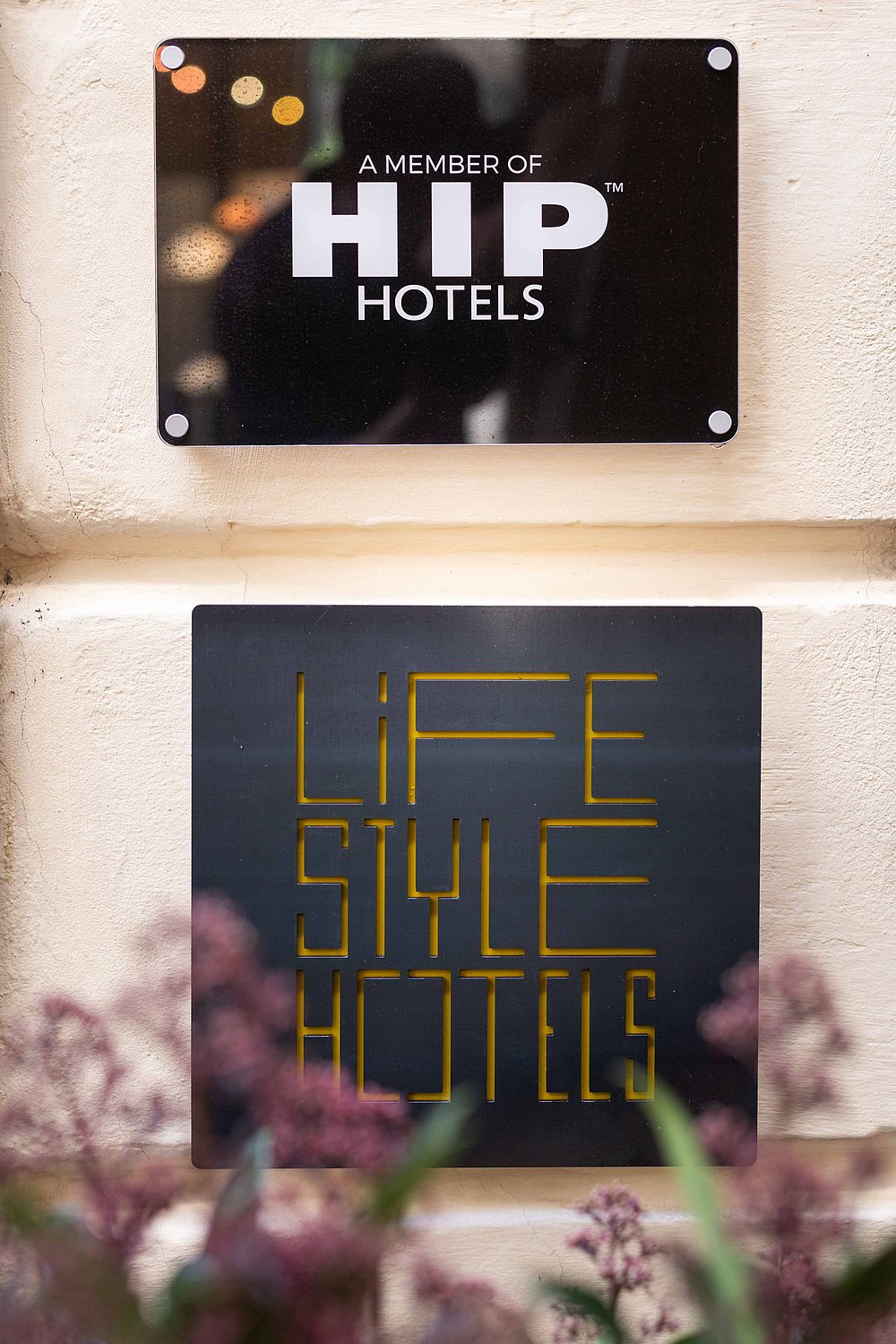 Die Schilder vor dem Hotel Goldgasse mit den Beschriftungen " A Member Of Hip Hotels" und "Life Style Hotels"