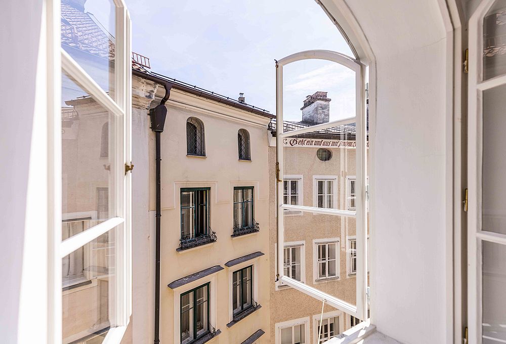 Ausblick auf Salzburg aus einem Fenster des Hotel Goldgasse