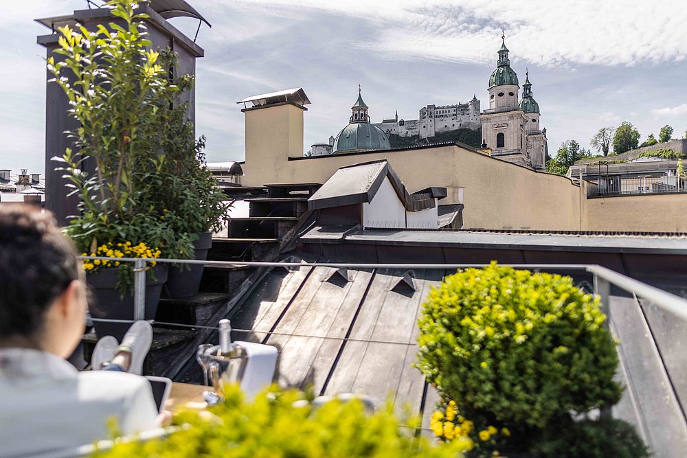 Blick von der Dachtereasse des Hotels auf den Salzburger Dom