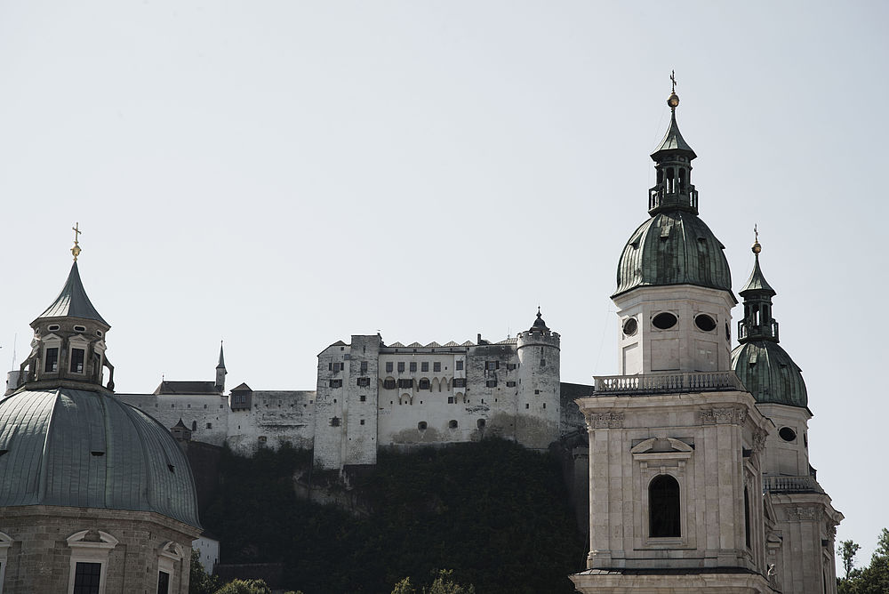 Der Blick auf die Burg von Salzburg hindurch zwischen zwei Türmen