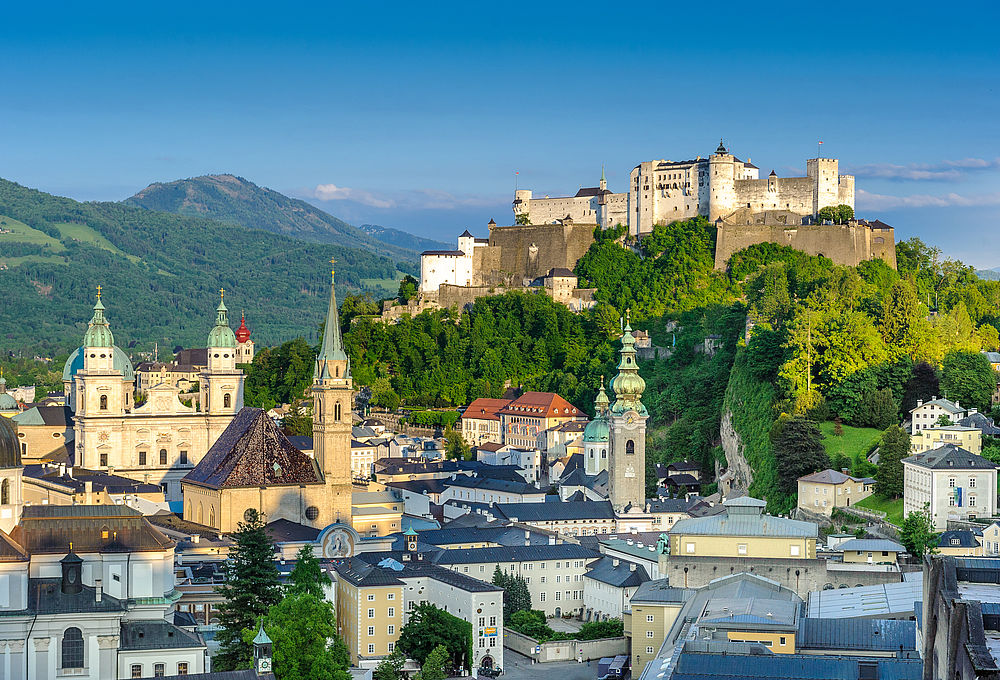 Ausblick auf die Festung Hohensalzburg bei sonnigem Wetter während dem Kurzurlaub in Salzburg