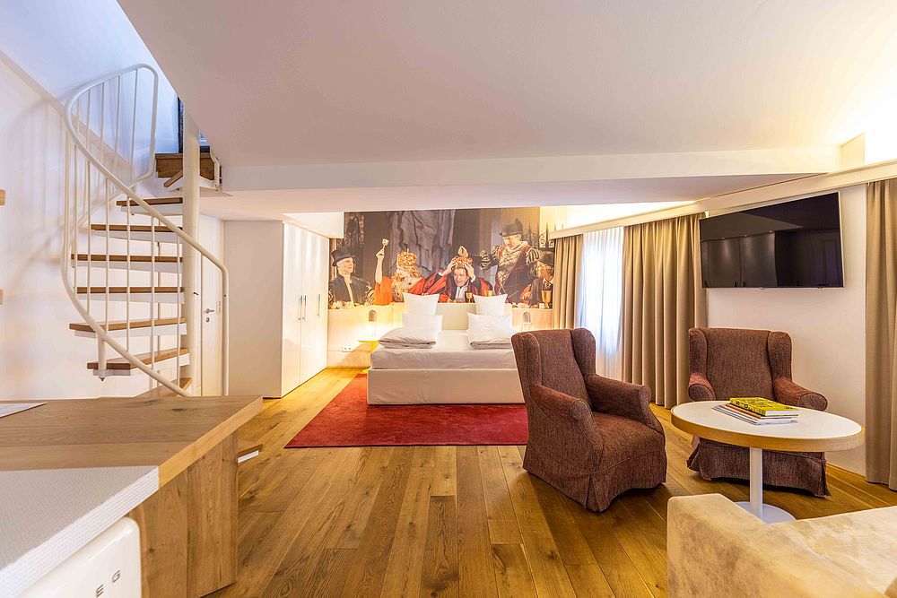 Blick auf eine schön eingerichtete Maisonette-Suite im Hotel Goldgasse