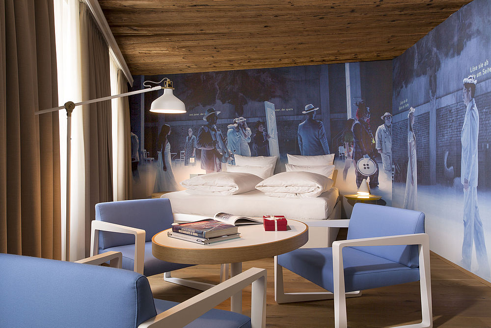 Sitzecke mit schönem Holzboden und blauer Fototapete im romantischen Hotel Salzburg