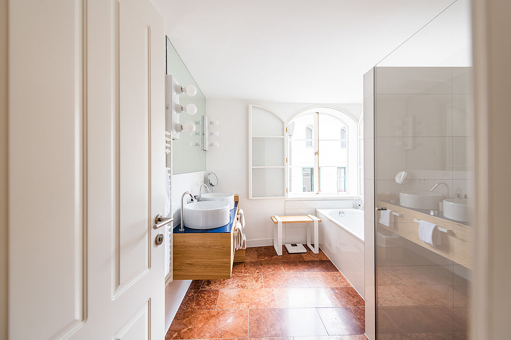 Blick in ein Badezimmer mit edlen Fließen im Boutique Hotel Salzburg