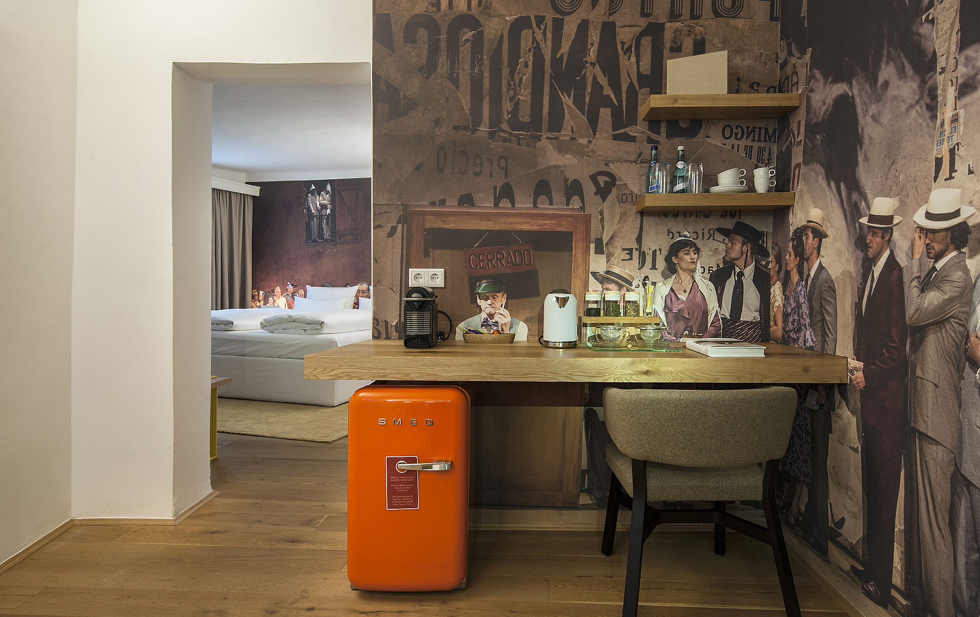 Schreibtischeck mit Kaffeemaschine und Kühlschrank vor dem Durchgang zum Schlafzimmer im romantischen Hotel Salzburg